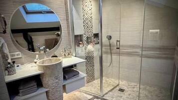 Douche, sèche-cheveux, serviettes fournies, savon