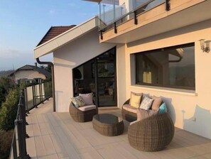 Terrace/patio - Villa Sunset du Parmelan, between lake and mountain (Villaz)
