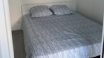 1 chambre, fer et planche à repasser, accès Internet, draps fournis