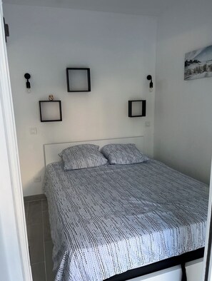 1 chambre, fer et planche à repasser, accès Internet, draps fournis