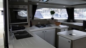 Private kitchen - Sun-Kissed Sailing Adventure in Islas Sarónicas (Alimos)