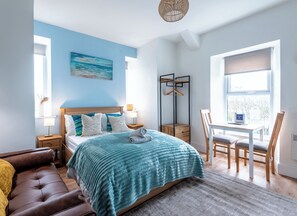 Iron/ironing board, bed sheets