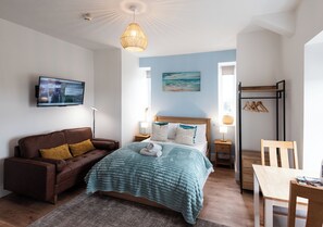 Iron/ironing board, bed sheets