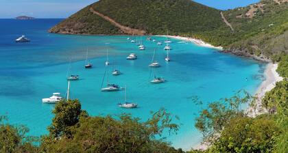 Caribbean Dream: Sun-soaked Sailing Adventure from Tortola, Islas VĂrgenes BritĂĄnicas