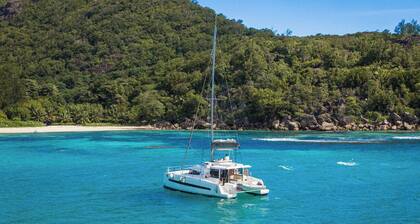 Sun-Kissed Sailing Adventure in Isla de Mahe, Seychelles