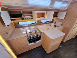 Private kitchen - Sun-Kissed Sailing Adventure in Sibenik, Croatia (Rogoznica)
