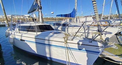 Sonnenverwöhntes Segeln an der Costa Esmeralda: Der Traum eines jeden Strandliebhabers