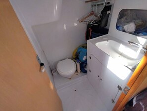 Bathroom - Sun-Kissed Sailing to Costa Esmeralda: A Beach Lover's Dream (Saint-Quay-Portrieux)