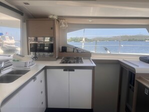 Private kitchen - Caribbean Dream: Sun-soaked Sailing Adventure from Tortola, Islas Vírgenes Británicas (Parham Town)