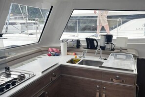 Private kitchen - Sun-Kissed Sailing Adventure in Isla de Mahe, Seychelles (Victoria)