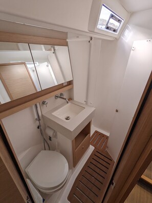 Bathroom - Caribbean Dream: Sun-soaked Sailing Adventure from Tortola, Islas Vírgenes Británicas (Road Town)