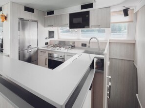 Private kitchen - Sun-Kissed Sailing Adventure in Isla de Mahe, Seychelles (Victoria)