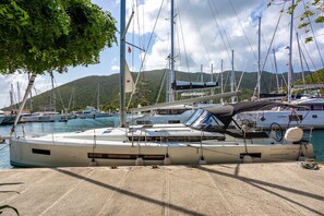 Marina - Caribbean Dream: Sun-soaked Sailing Adventure from Tortola, Islas Vírgenes Británicas (Road Town)