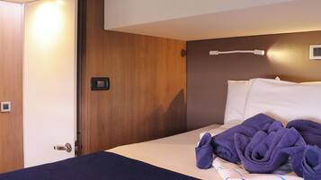 6 bedrooms, iron/ironing board