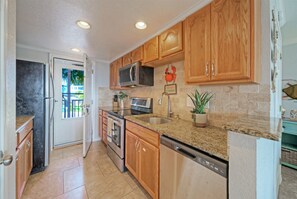 Fridge, oven, stovetop, dishwasher - Steps to Beach + Boardwalk | 2 Pools + Pickleball Access | Gulf View Efficiency (Port Aransas)