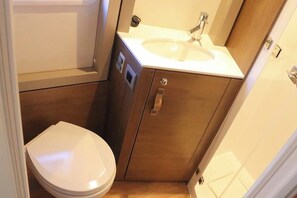 Bathroom - Caribbean Dream: Sun-soaked Sailing Adventure from Tortola, Islas Vírgenes Británicas (Road Town)