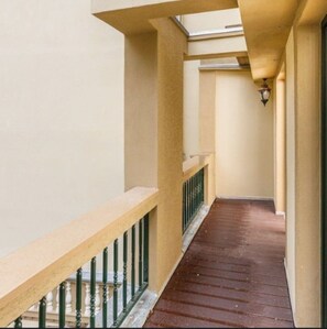 Property grounds - Lux central 1bed Apartment with balcony left (Berlin)