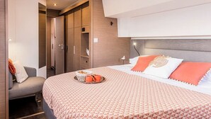 4 bedrooms, iron/ironing board - Sun-Kissed Sailing: A Caribbean Beach Experience from Islas Vírgenes de Estados Unidos, Santo Tomás (St Thomas)