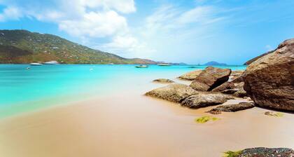 Sun-Kissed Sailing: A Caribbean Beach Experience from Islas Vírgenes de Estados Unidos, Santo Tomás