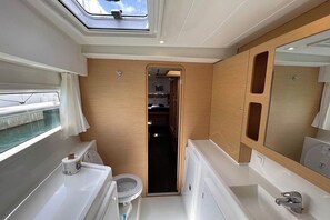 Bathroom - Caribbean Dream: Sun-soaked Sailing Adventure from Tortola, Islas Vírgenes Británicas (Road Town)