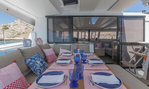 Outdoor dining - Caribbean Dream: Sun-soaked Sailing Adventure from Tortola, Islas Vírgenes Británicas (Road Town)