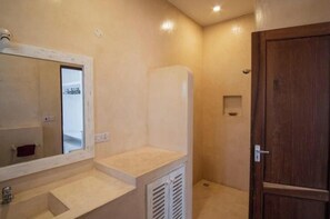 Shower, hair dryer, bidet, towels - Casa Di Philo 2 – Elegant Coastal Escape in Watamu with Pool & Garden (J2XF+F9P, Watamu)