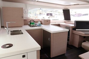 Fridge, microwave, oven, coffee/tea maker - Caribbean Dream: Sun-soaked Sailing Adventure from Tortola, Islas Vírgenes Británicas (Road Town)