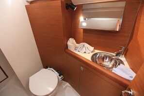 Shower - Caribbean Dream: Sun-soaked Sailing Adventure from Tortola, Islas Vírgenes Británicas (Road Town)