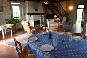 Dining - Gite du Parc de la Grèze (Villeneuve-sur-Lot)