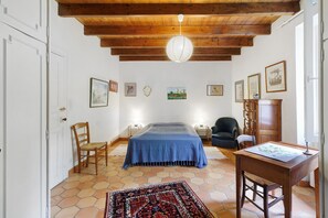 4 Schlafzimmer, Bügeleisen/Bügelbrett