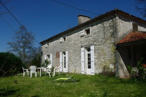 Outdoor dining - Gite du Parc de la Grèze (Villeneuve-sur-Lot)