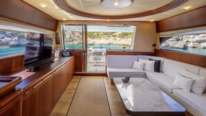 Living area - Sun-Kissed Sailing Adventure in Islas Sarónicas (Alimos)