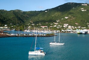 Marina - Caribbean Dream: Sun-soaked Sailing Adventure from Tortola, Islas Vírgenes Británicas (Road Town)