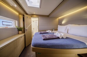 5 bedrooms, in-room safe - Sun-Kissed Sailing Adventure in the Saronic Islands (Elliniko)