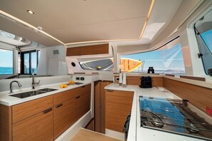 Private kitchen - Sun-Kissed Sailing Adventure in Islas Sarónicas (Alimos)