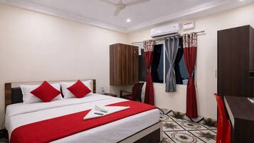 Hypo-allergenic bedding, desk, free WiFi