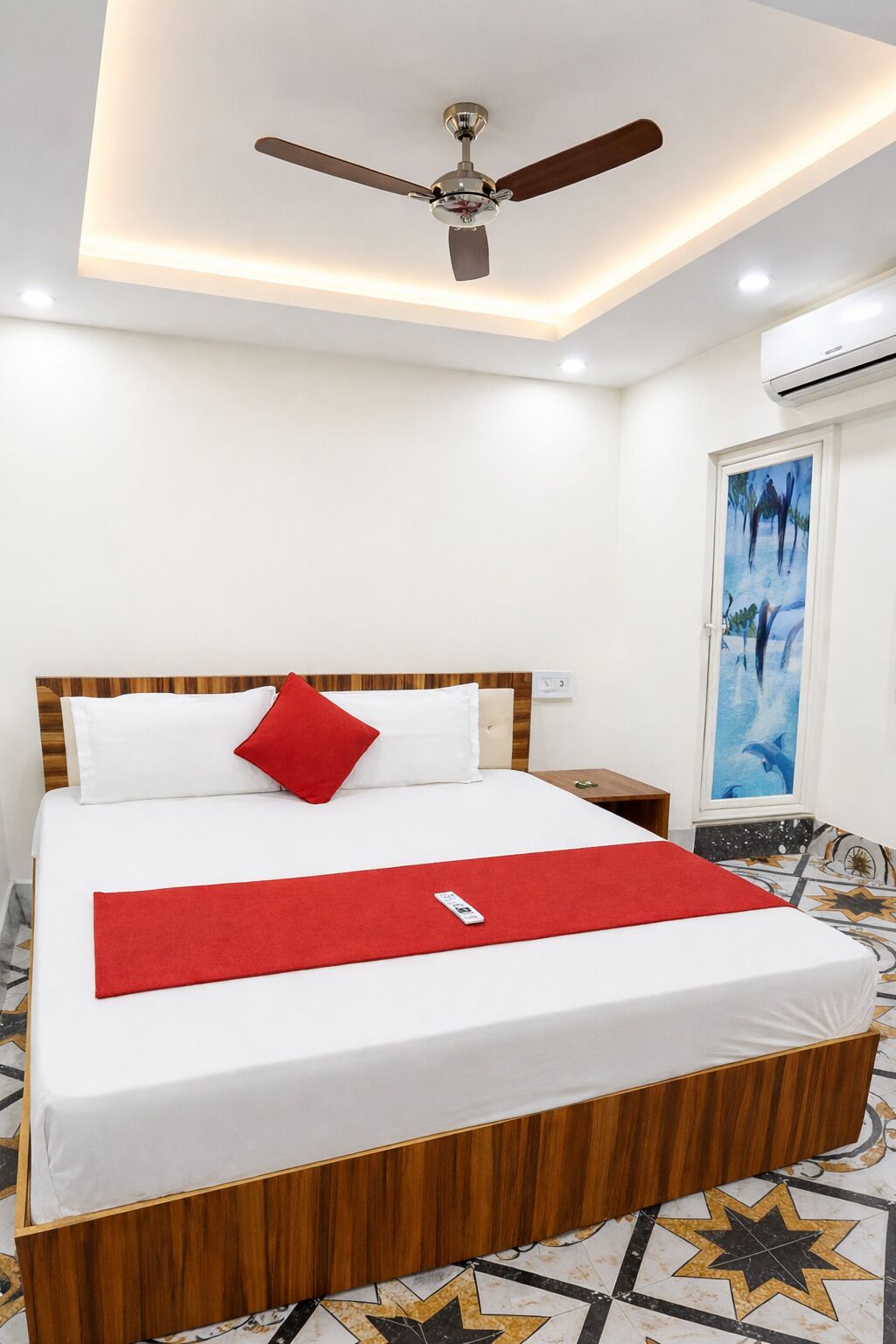 Hypo-allergenic bedding, desk, free WiFi