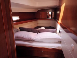 5 bedrooms, in-room safe