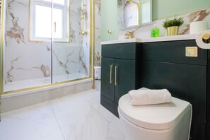 Bathroom - Presented by Aurora Short Stays! This spacious 2-bedroom property at Albion St, Motherwell is perfectly located near shops, cafés, and everyday amenities. Sleeping up to 4 guests, it features 1 king bed and 2 single beds for a comfortable stay. (North Lanarkshire)