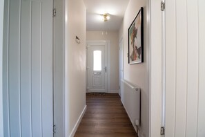 Interior - Presented by Aurora Short Stays! This spacious 2-bedroom property at Albion St, Motherwell is perfectly located near shops, cafés, and everyday amenities. Sleeping up to 4 guests, it features 1 king bed and 2 single beds for a comfortable stay. (North Lanarkshire)