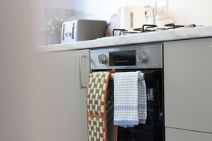 Private kitchen - Presented by Aurora Short Stays! This spacious 2-bedroom property at Albion St, Motherwell is perfectly located near shops, cafés, and everyday amenities. Sleeping up to 4 guests, it features 1 king bed and 2 single beds for a comfortable stay. (North Lanarkshire)