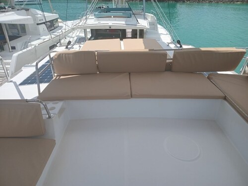 Seychelles Sun-Soaked Sailing: A Pristine Beach Experience from Praslin