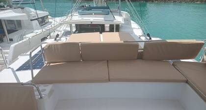 Seychelles Sun-Soaked Sailing: A Pristine Beach Experience from Praslin