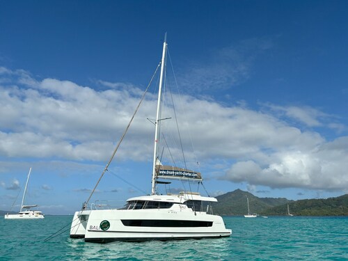Seychelles Sun-Soaked Sailing: A Pristine Beach Experience from Praslin