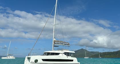 Seychelles Sun-Soaked Sailing: A Pristine Beach Experience from Praslin