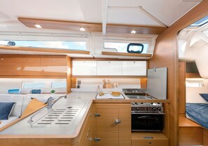Private kitchen - Caribbean Dream: Sun-soaked Sailing Adventure from Tortola, Islas Vírgenes Británicas (Parham Town)