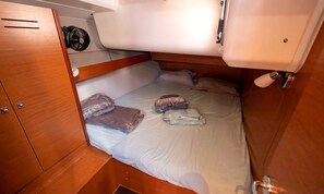 Room - Sun-Kissed Sailing Adventure in Provence-Alpes-Côte d'Azur (Saint-Mandrier-sur-Mer)