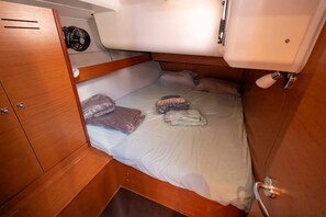 4 bedrooms - Sun-Kissed Sailing Adventure in Provence-Alpes-Côte d'Azur (Saint-Mandrier-sur-Mer)