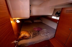 Room - Sun-Kissed Sailing Adventure in Provence-Alpes-Côte d'Azur (Saint-Mandrier-sur-Mer)