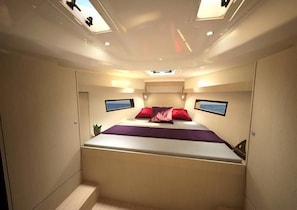 A compact, well-lit room with a bed, a small plant, and two framed pictures on the walls. - Sun-Kissed Sailing Adventure in Antiguo Puerto de La Rochelle (La Rochelle)
